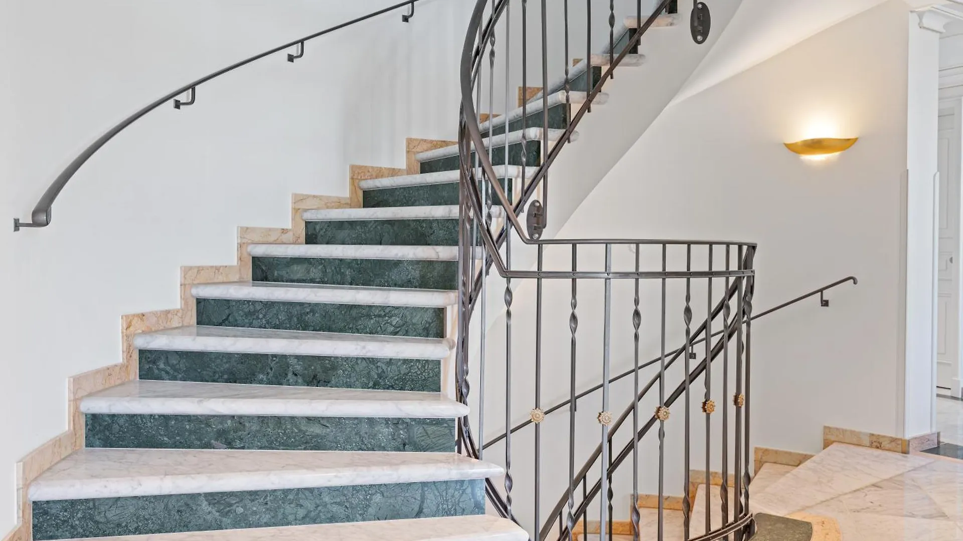 Cls Zentrale City-Wohnung In Hamburg Mit E-Laden Und Tiefgarage, Klimaanlage, Wlan, Grosser Balkon, Blick Ueber Hamburg, Parkplatz, Cafe Im Haus, Bushaltestelle Direkt Gegenueber, Flex Check In Lägenhet