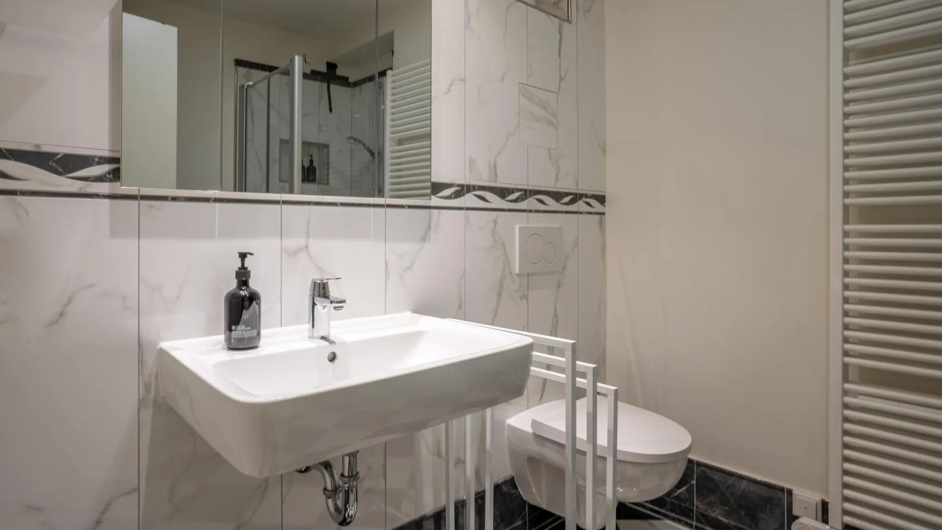 Cls Zentrale City-Wohnung In Hamburg Mit E-Laden Und Tiefgarage, Klimaanlage, Wlan, Grosser Balkon, Blick Ueber Hamburg, Parkplatz, Cafe Im Haus, Bushaltestelle Direkt Gegenueber, Flex Check In Apartamento